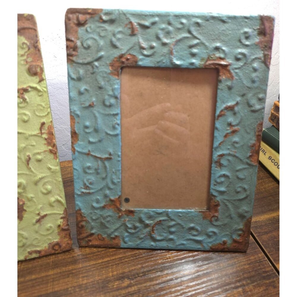3 Embossed Metal Frames Rustic Distressed Red Green Blue 4x6 CreativeCo-Op - Picture 4 of 15